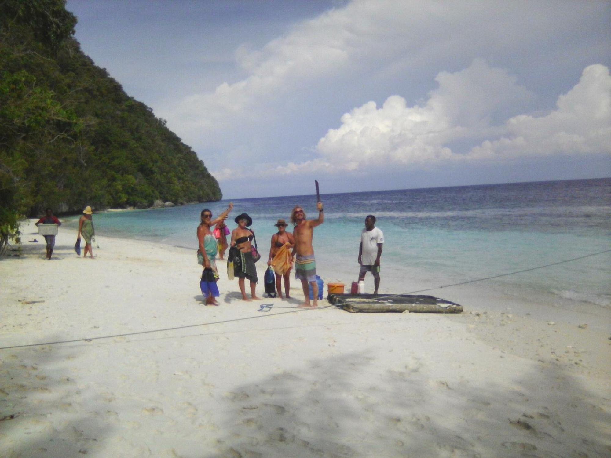 Raja Ampat Blue Sea Villa Besir Exterior photo