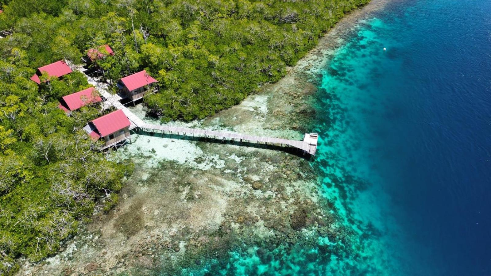Raja Ampat Blue Sea Villa Besir Exterior photo