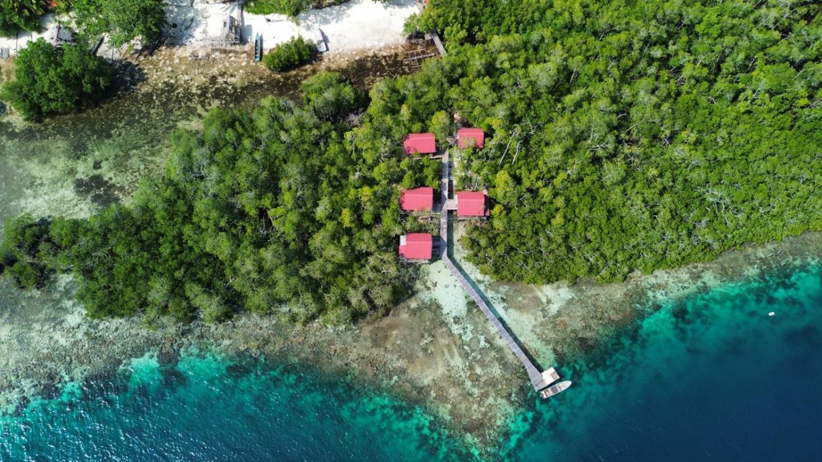 Raja Ampat Blue Sea Villa Besir Exterior photo