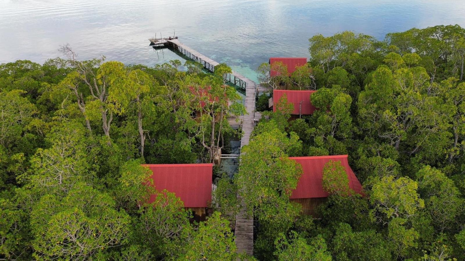Raja Ampat Blue Sea Villa Besir Exterior photo